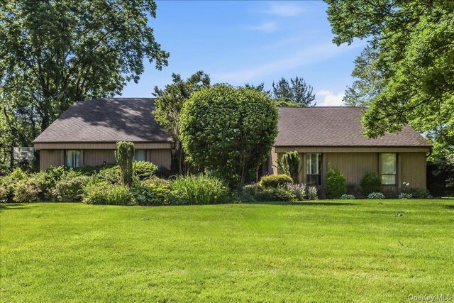 17 Campo Circle, Old Westbury, NY 11568