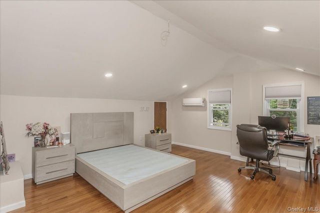 17 Campo Circle, Old Westbury, NY 11568