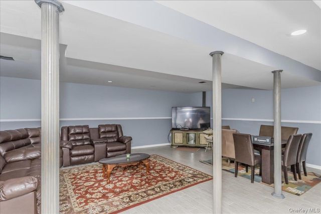 17 Campo Circle, Old Westbury, NY 11568