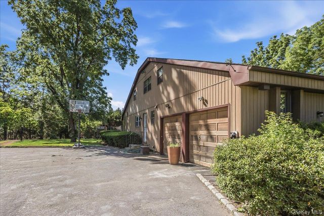17 Campo Circle, Old Westbury, NY 11568