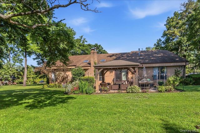 17 Campo Circle, Old Westbury, NY 11568