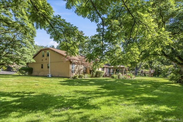 17 Campo Circle, Old Westbury, NY 11568
