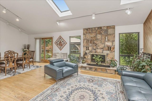 17 Campo Circle, Old Westbury, NY 11568