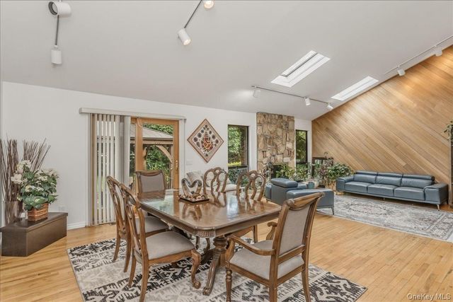 17 Campo Circle, Old Westbury, NY 11568