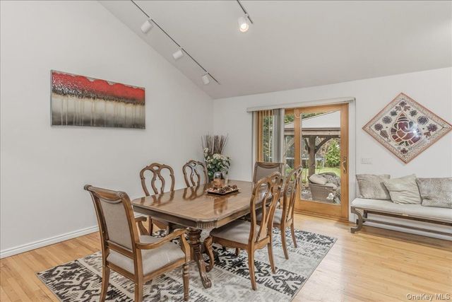 17 Campo Circle, Old Westbury, NY 11568