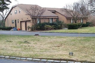 17 Campo Circle, Old Westbury, NY 11568