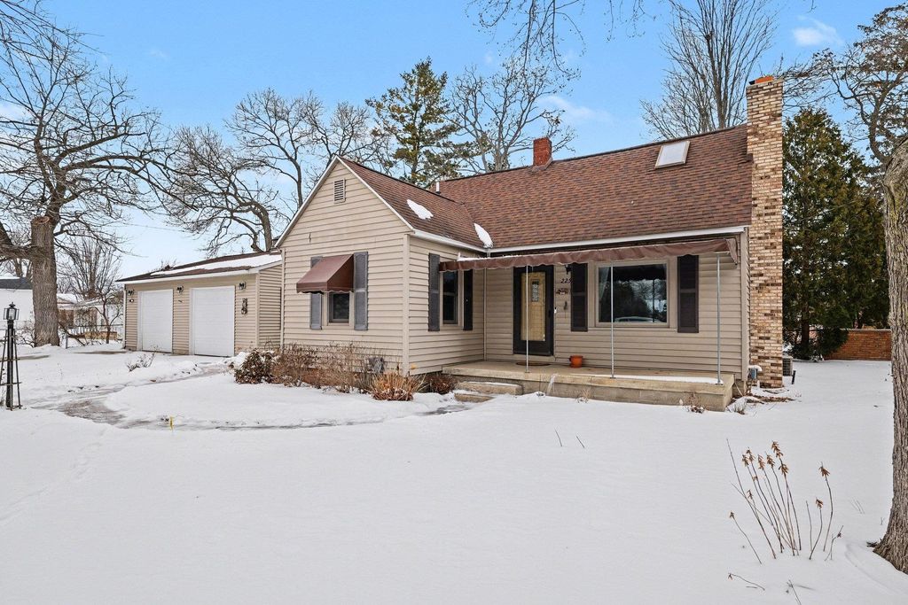 225 Lagoon Beach Drive, Bay City, MI 48706