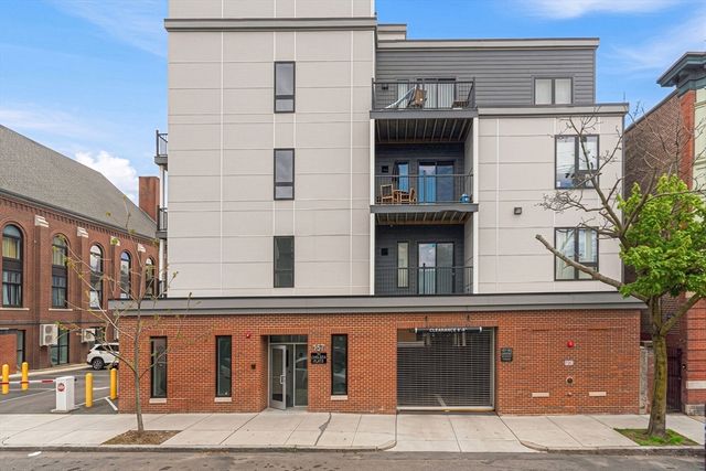 157 Chestnut St 203, Chelsea, MA 02150