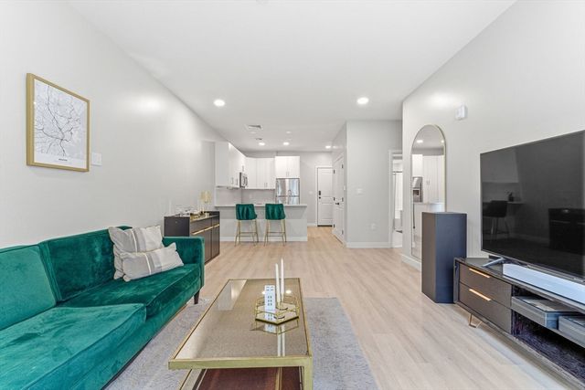 157 Chestnut St 203, Chelsea, MA 02150