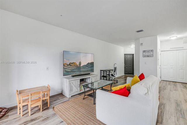 15500 SW 136th St 202, Miami, FL 33196