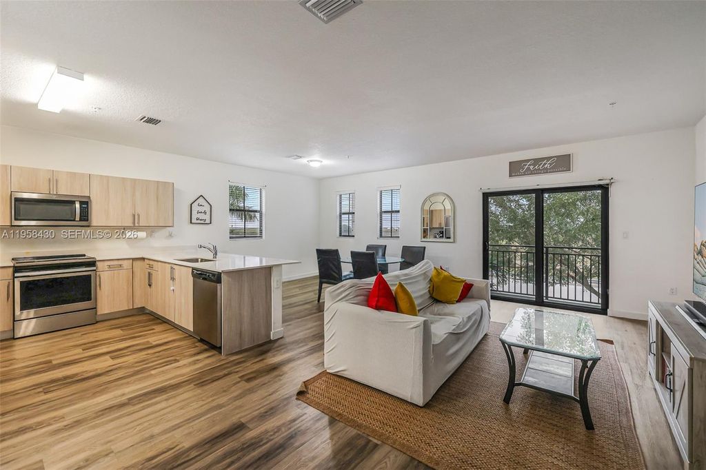 15500 SW 136th St 202, Miami, FL 33196