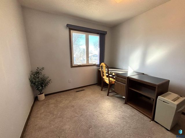 600 W 9th Ave Avenue, Lennox, SD 57039