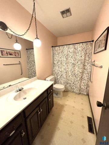 600 W 9th Ave Avenue, Lennox, SD 57039