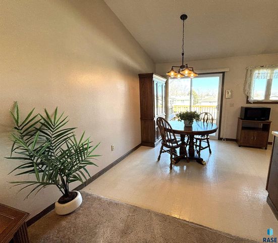 600 W 9th Ave Avenue, Lennox, SD 57039