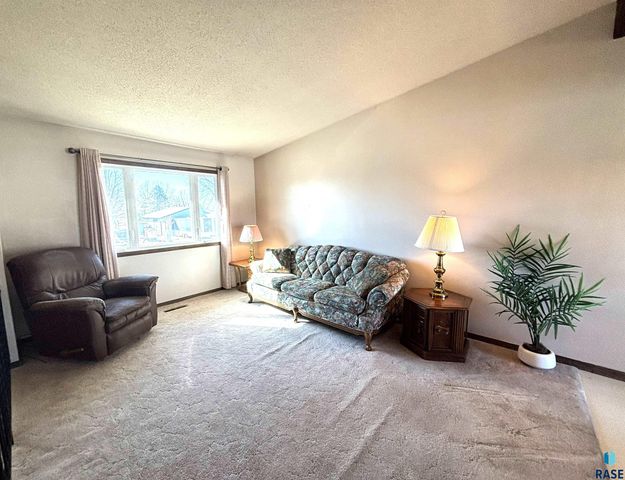 600 W 9th Ave Avenue, Lennox, SD 57039