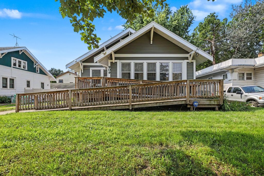 909 Arthur Avenue, Des Moines, IA 50316