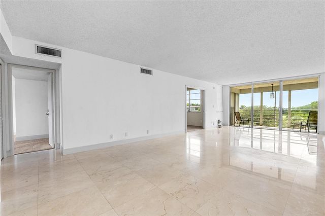 535 Oaks Drive 508, Pompano Beach, FL 33069