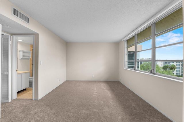 535 Oaks Drive 508, Pompano Beach, FL 33069