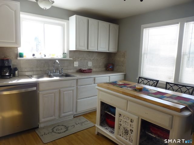 593 Mohegan Avenue Parkway, Waterford, CT 06375