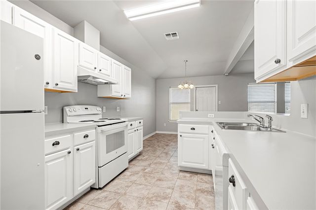 2000 Westwood Dr, Portland, TX 78374