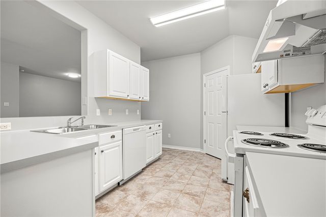 2000 Westwood Dr, Portland, TX 78374