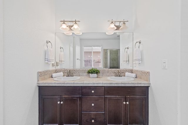3863 Serena Avenue, Clovis, CA 93619