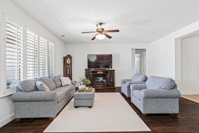 3863 Serena Avenue, Clovis, CA 93619