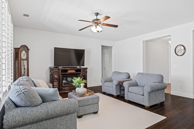 3863 Serena Avenue, Clovis, CA 93619