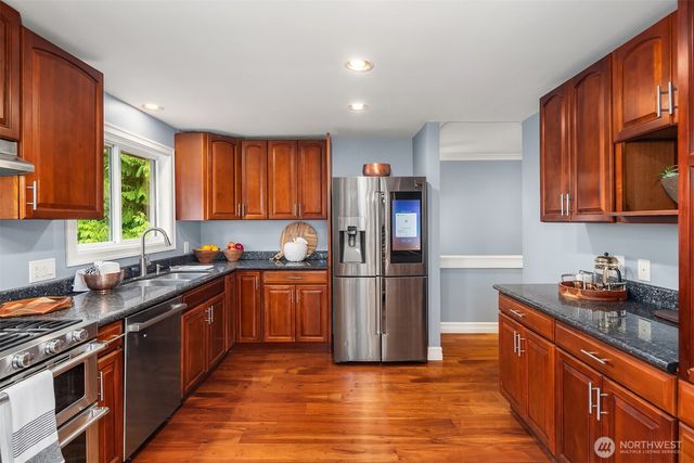 6240 NE 204th Place, Kenmore, WA 98028