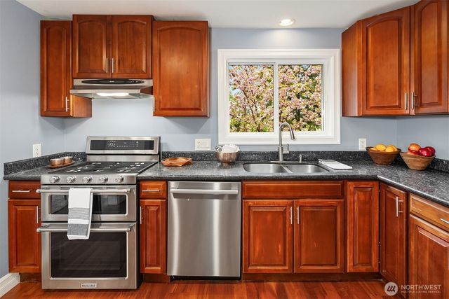6240 NE 204th Place, Kenmore, WA 98028
