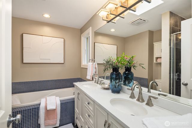 6240 NE 204th Place, Kenmore, WA 98028