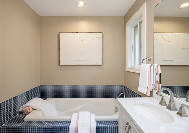 6240 NE 204th Place, Kenmore, WA 98028