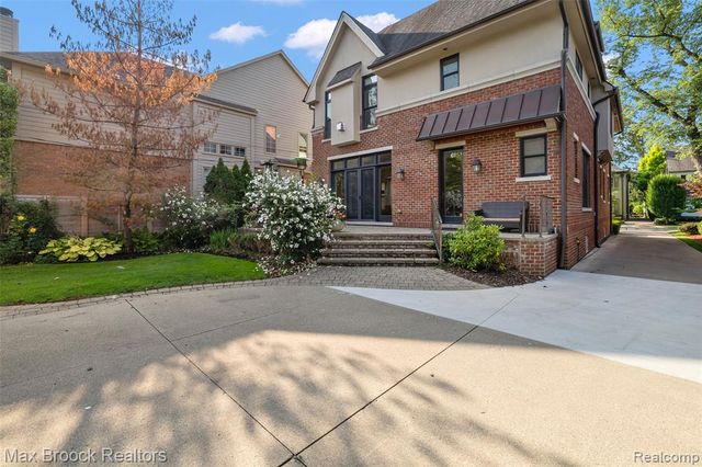 698 Hanna Street, Birmingham, MI 48009