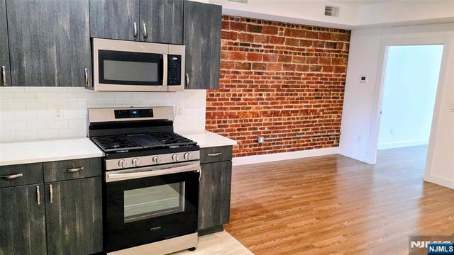 292 Stuyvesant Avenue 290, Lyndhurst, NJ 07071