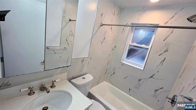 292 Stuyvesant Avenue 290, Lyndhurst, NJ 07071