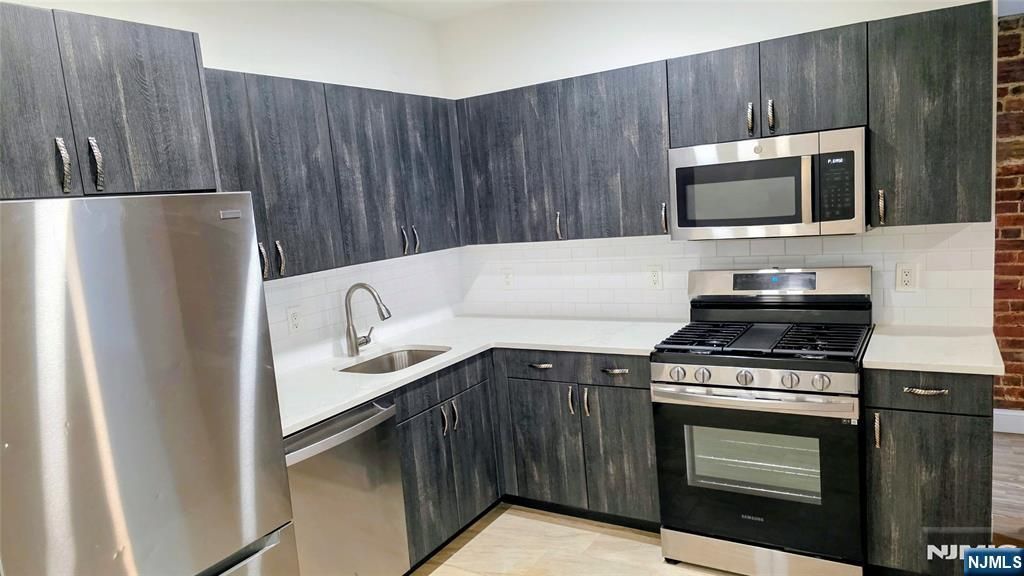 292 Stuyvesant Avenue 290, Lyndhurst, NJ 07071