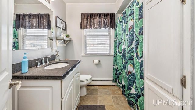 1605 S 17th Avenue, Escanaba, MI 49829