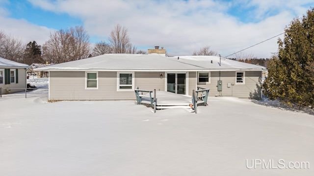 1605 S 17th Avenue, Escanaba, MI 49829