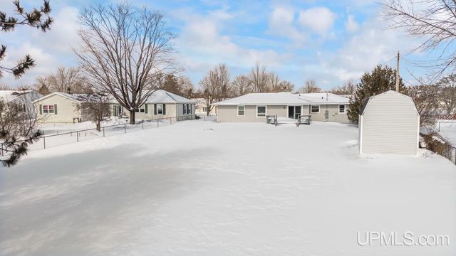 1605 S 17th Avenue, Escanaba, MI 49829