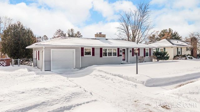 1605 S 17th Avenue, Escanaba, MI 49829
