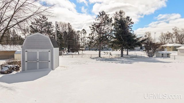 1605 S 17th Avenue, Escanaba, MI 49829