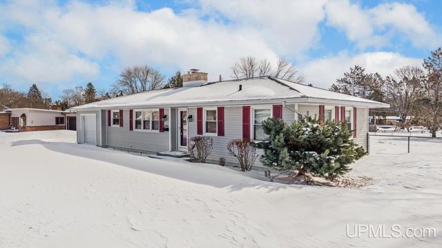 1605 S 17th Avenue, Escanaba, MI 49829