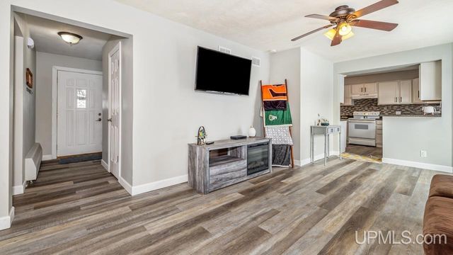 1605 S 17th Avenue, Escanaba, MI 49829