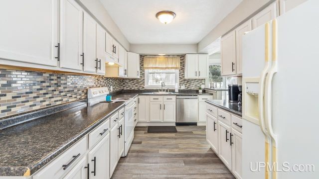 1605 S 17th Avenue, Escanaba, MI 49829