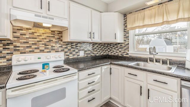 1605 S 17th Avenue, Escanaba, MI 49829