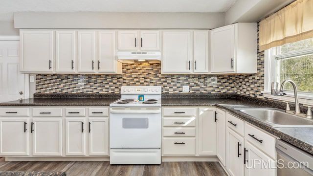 1605 S 17th Avenue, Escanaba, MI 49829