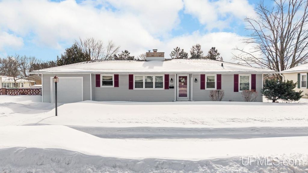 1605 S 17th Avenue, Escanaba, MI 49829