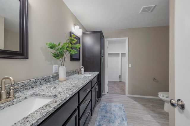 1353 N Sandy Creek Circle, Nixa, MO 65714