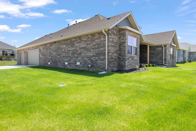1353 N Sandy Creek Circle, Nixa, MO 65714