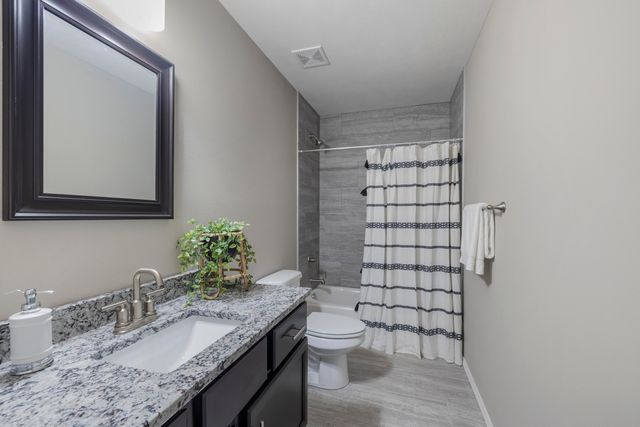 1353 N Sandy Creek Circle, Nixa, MO 65714
